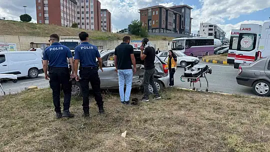 Kastamonu'da otomobil ile hafif ticari araç çarpıştı: 3 yaralı