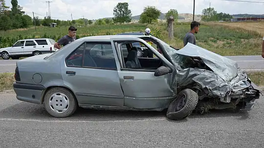 Kastamonu'da otomobil ile kamyonet çarpıştı: 3 yaralı