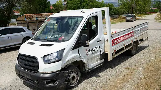 Kastamonu'da otomobil ile kamyonet çarpıştı: 3 yaralı