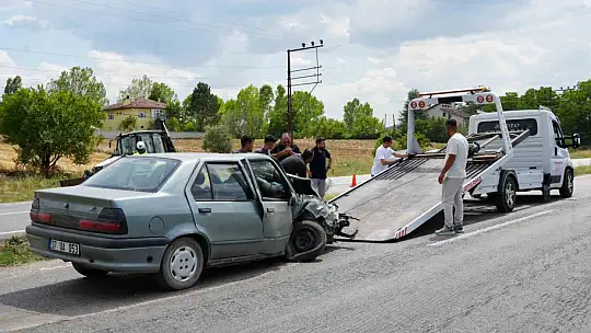 Kastamonu'da otomobil ile kamyonet çarpıştı: 3 yaralı