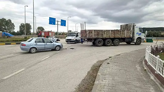 Kastamonu'da otomobil ile kamyon çarpıştı: 4 yaralı
