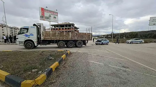 Kastamonu'da otomobil ile kamyon çarpıştı: 4 yaralı