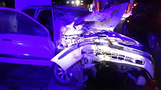 Kastamonu'da otomobil, kum yüklü traktöre çarptı:1 ölü, 5 yaralı