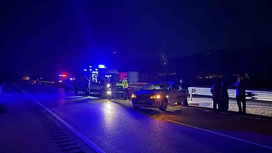 Otomobil önce bariyerlere, sonra otobüse çarptı: 2 yaralı