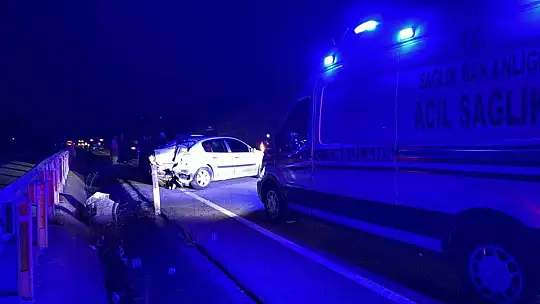 Otomobil önce bariyerlere, sonra otobüse çarptı: 2 yaralı