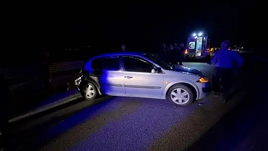 Otomobil önce bariyerlere, sonra otobüse çarptı: 2 yaralı