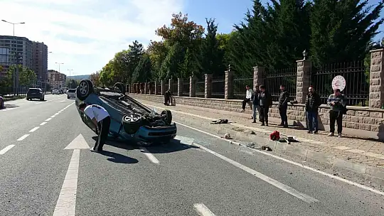Otomobil takla attı, 3 kişi burnu bile kanamadan kurtuldu