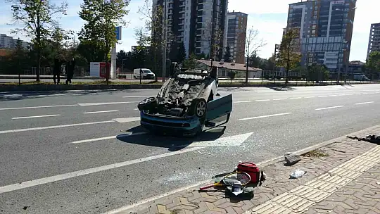 Otomobil takla attı, 3 kişi burnu bile kanamadan kurtuldu