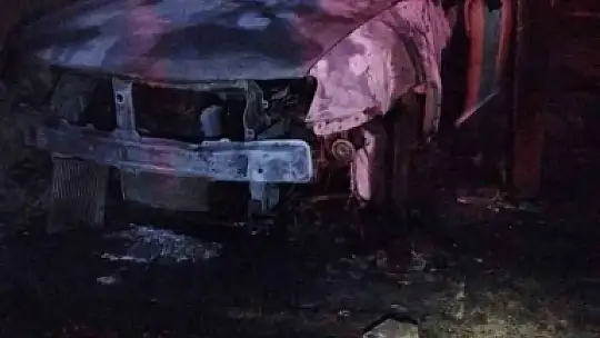 Kastamonu'da park halindeki cip yandı