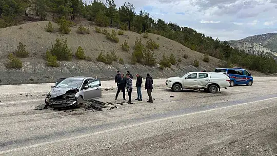 Kastamonu'da pikap ile otomobil çarpıştı: Eski belediye başkanı yaralandı