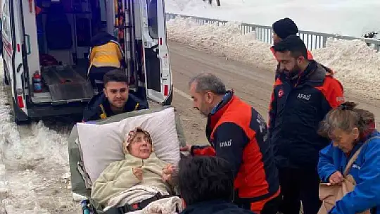 Kastamonu'da rahatsızlanan yaşlı kadını, AFAD ekipleri hastaneye ulaştırdı