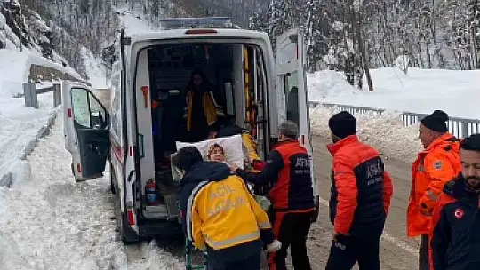 Kastamonu'da rahatsızlanan yaşlı kadını, AFAD ekipleri hastaneye ulaştırdı