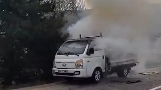 Kastamonu'da seyir halindeki kamyonet alev alev yandı