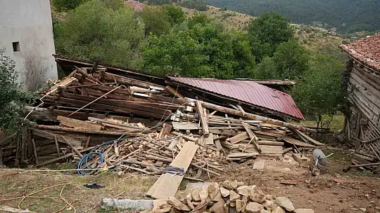 Kastamonu'da tadilat yapılan köy evi çöktü, içeride mahsur kalarak yaralanan 5 kişi kurtarıldı