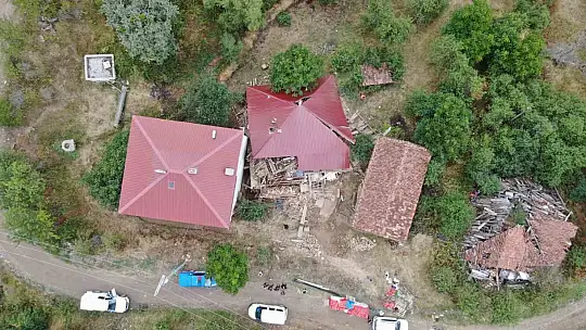 Kastamonu'da tadilat yapılan köy evi çöktü, içeride mahsur kalarak yaralanan 5 kişi kurtarıldı