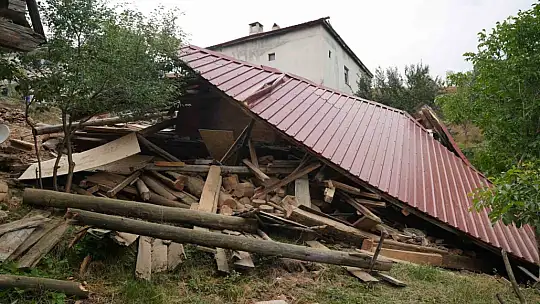 Kastamonu'da tadilat yapılan köy evi çöktü, içeride mahsur kalarak yaralanan 5 kişi kurtarıldı
