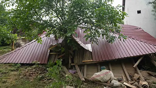 Kastamonu'da tadilat yapılan köy evi çöktü, içeride mahsur kalarak yaralanan 5 kişi kurtarıldı