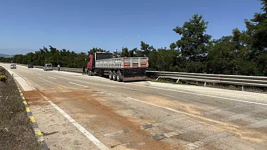 Tır ile çarpışan traktörün sürücüsü hayatını kaybetti