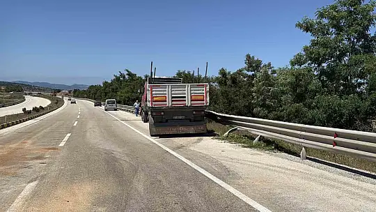 Tır ile çarpışan traktörün sürücüsü hayatını kaybetti