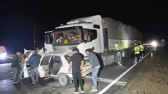Tır ile otomobil çarpıştı: Kazada sürücü ile eşi hayatını kaybetti