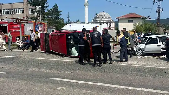 Kastamonu'da Tofaş otomobil ile hafif ticari araç çarpıştı: 5 yaralı