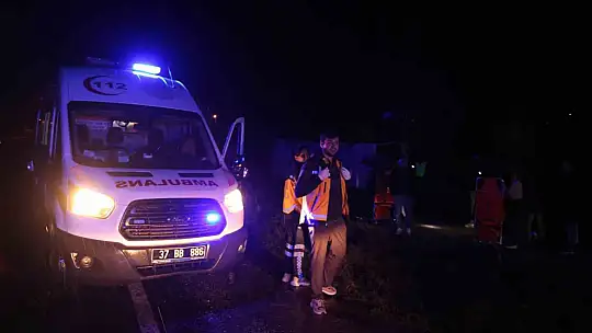 Tur midibüsü devrildi: 24 kişi yaralandı