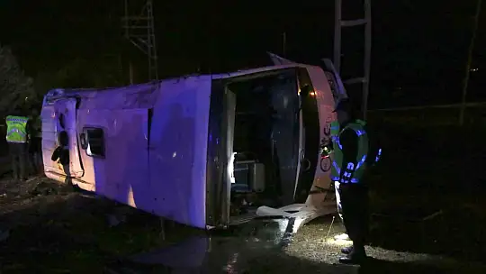 Tur midibüsü devrildi: 24 kişi yaralandı
