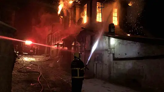 Kastamonu'da üç katlı tarihi konak yangında küle döndü