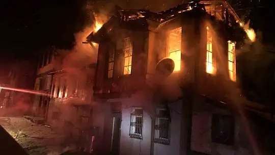 Kastamonu'da üç katlı tarihi konak yangında küle döndü