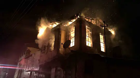 Kastamonu'da üç katlı tarihi konak yangında küle döndü