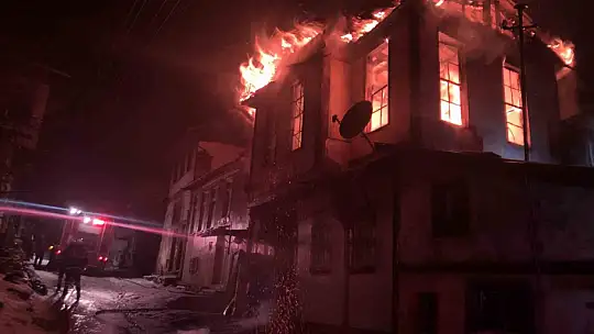 Kastamonu'da üç katlı tarihi konak yangında küle döndü