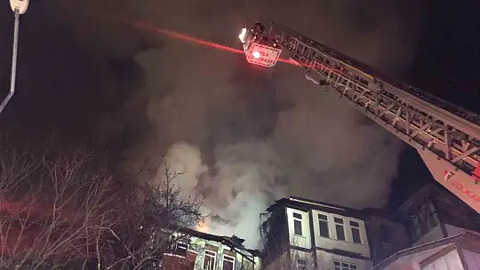 Kastamonu'da üç katlı tarihi konak yangında küle döndü