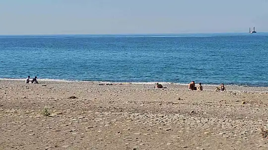 Vatandaşlar yazdan kalma günün tadını sahilde çıkardı