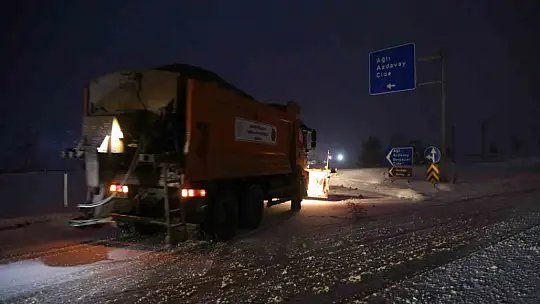 Kastamonu'da yoğun kar yağışı: Ağır tonajlı araçların geçişine izin verilmiyor