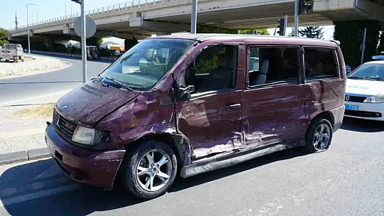 Kastamonu'da yolcu minibüsü ile hafif ticari araç çarpıştı: 10 yaralı