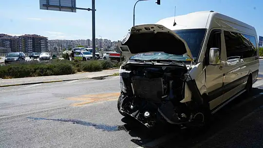 Kastamonu'da yolcu minibüsü ile hafif ticari araç çarpıştı: 10 yaralı