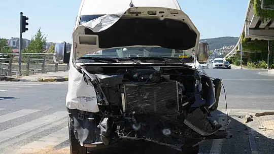 Kastamonu'da yolcu minibüsü ile hafif ticari araç çarpıştı: 10 yaralı