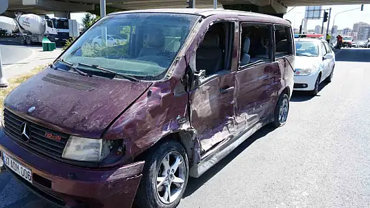 Kastamonu'da yolcu minibüsü ile hafif ticari araç çarpıştı: 10 yaralı