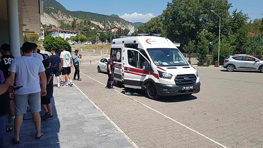 Kavgayı ayırmak için tribünden atlayan şahsın ayak bileği kırıldı