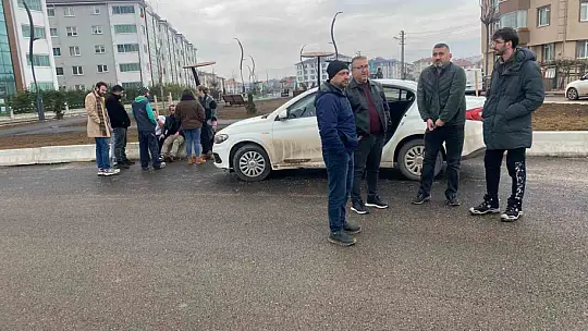 Kavşakta 2 otomobil çarpıştı: 1 yaralı