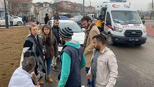 Kavşakta 2 otomobil çarpıştı: 1 yaralı