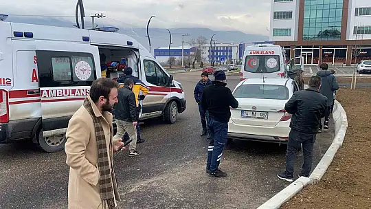 Kavşakta 2 otomobil çarpıştı: 1 yaralı