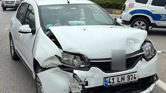 Kavşakta iki otomobil çarpıştı: 3 yaralı