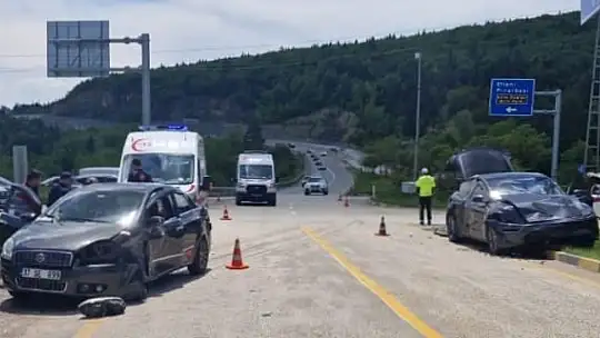 Kavşakta iki otomobil çarpıştı: 4 Yaralı