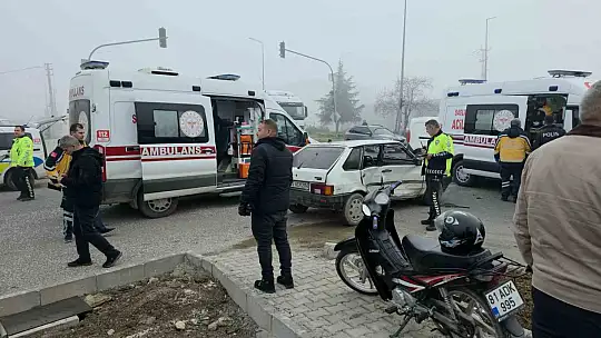 Kavşakta meydana gelen kazada 4 kişi yaralandı