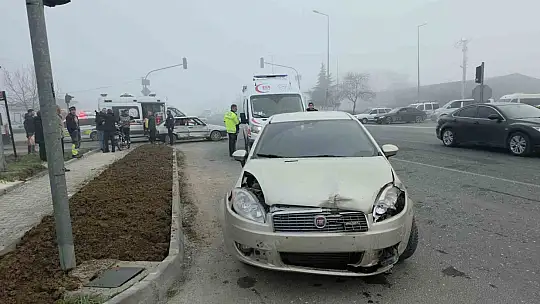Kavşakta meydana gelen kazada 4 kişi yaralandı