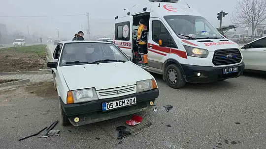 Kavşakta meydana gelen kazada 4 kişi yaralandı