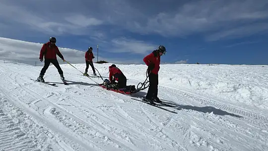 Kayak merkezinde kalp masajının önemine dikkat çeken tatbikat