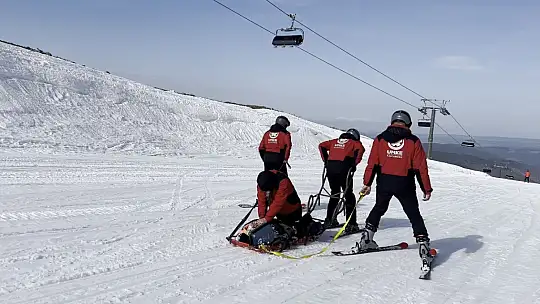 Kayak merkezinde kalp masajının önemine dikkat çeken tatbikat