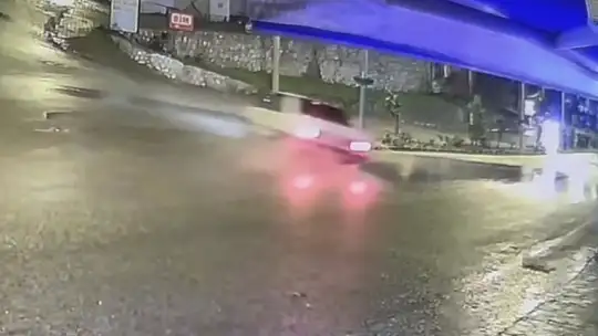 Kayganlaşan yolda otomobil paramparça oldu: 2 yaralı